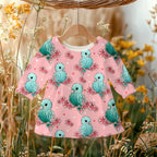 Türkise Sittich Sina mit Kirschblüten
