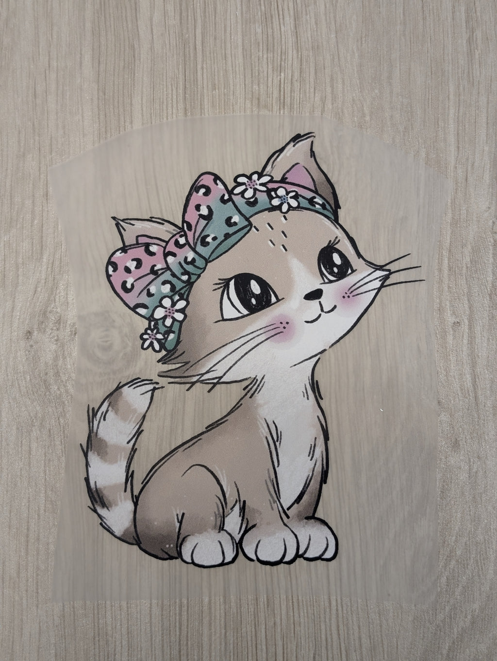 Bügelbild sitzende Katze mit rosa-mintfarbener Schleife