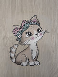 Bügelbild sitzende Katze mit rosa-mintfarbener Schleife