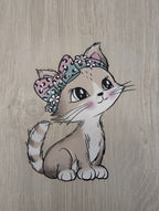Bügelbild sitzende Katze mit rosa-mintfarbener Schleife
