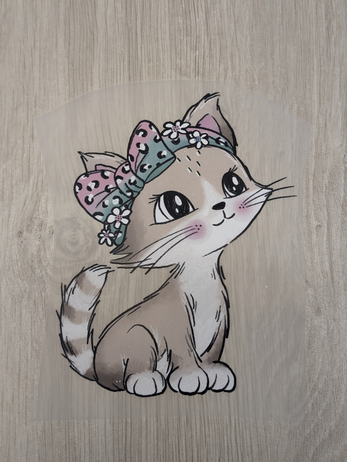 Bügelbild sitzende Katze mit rosa-mintfarbener Schleife